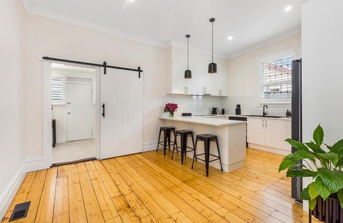 Quarry Hill House | 'Gladstone' only minutes walk to the Bendigo train station!