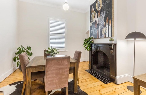 Quarry Hill House | 'Gladstone' only minutes walk to the Bendigo train station!