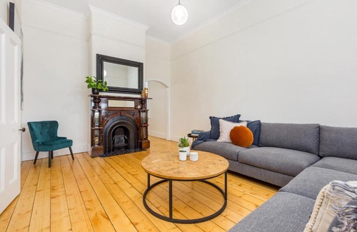 Quarry Hill House | 'Gladstone' only minutes walk to the Bendigo train station!