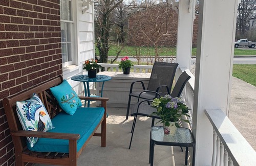 Cynthiana House | Gladys Gables is a cute 1950’s style house near downtown & a park.