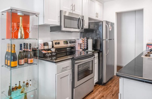 Westlake Village Apartment | Glam Westlake 2BR. Balcony, Pool & Jacuzzi views + Complimentary Veuve Clicquot