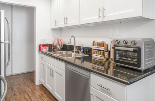 Westlake Village Apartment | Glam Westlake 2BR. Balcony, Pool & Jacuzzi views + Complimentary Veuve Clicquot