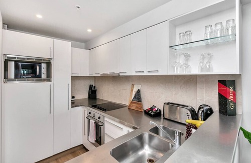 Auckland Central Business District Apartment | Glamorous Getaway - Heart of the Viaduct 'Quays'