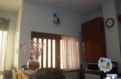 Gondomar Apartment | Glamorous mango-pineapple loft.