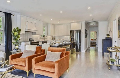Jamaica Plain Apartment | Glamorous Treetop Escape | near T