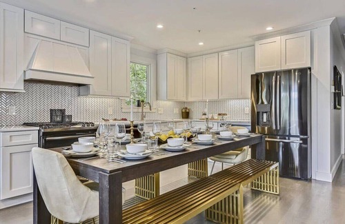 Jamaica Plain Apartment | Glamorous Treetop Escape | near T