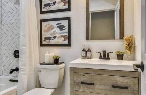 Jamaica Plain Apartment | Glamorous Treetop Escape | near T