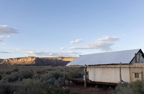 Cane Beds Cabin | Glamp Tent b/w Zion & Bryce, Outdoor Shower & Wifi