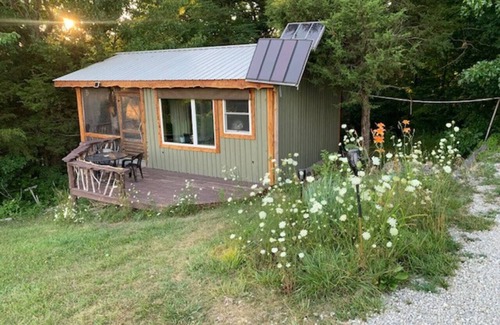 Hartsburg Cabin | Glamping MoonRise Cabin-Serene & Unique off Katy Trail