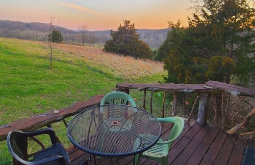 Hartsburg Cabin | Glamping MoonRise Cabin-Serene & Unique off Katy Trail