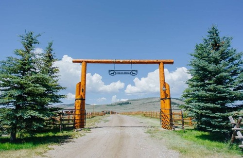 Kremmling Cabin | Glamping Tipi + Cabin/Bunkhouse - dog friendly - no Pot