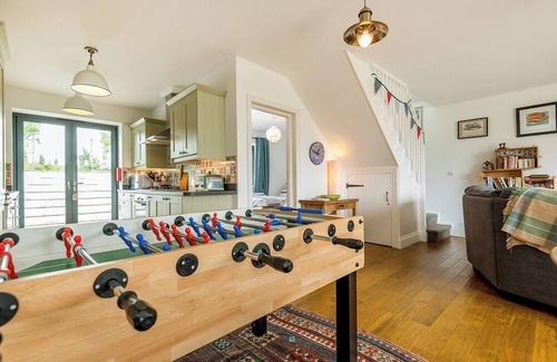 Pembroke House | Glan y Mor, Holiday Home Freshwater East, Sleeps 6, 3 bedrooms, bathrooms