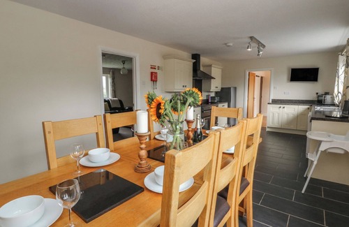 St Harmon Cottage | GLANYRAFON BUNGALOW, pet friendly, with hot tub in St Harmon