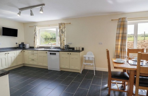 St Harmon Cottage | GLANYRAFON BUNGALOW, pet friendly, with hot tub in St Harmon