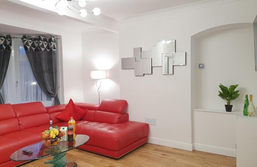 Glasgow Apartment | Glasgow Comfortable and Modern 3 Bedroom Mid Terraced Villa