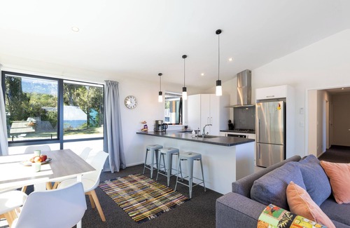 Paroa House | Glass Horizon - Rutherglen Holiday Home