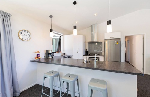 Paroa House | Glass Horizon - Rutherglen Holiday Home