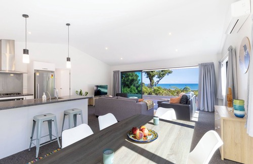 Paroa House | Glass Horizon - Rutherglen Holiday Home