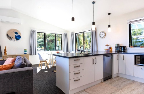 Paroa House | Glass Horizon - Rutherglen Holiday Home