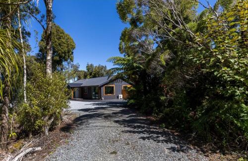Paroa House | Glass Horizon - Rutherglen Holiday Home