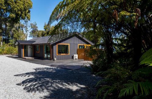 Paroa House | Glass Horizon - Rutherglen Holiday Home