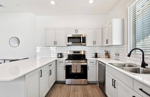 Sundance House | Gleaming Contemporary Home in Canopy w/Pool,BBQ