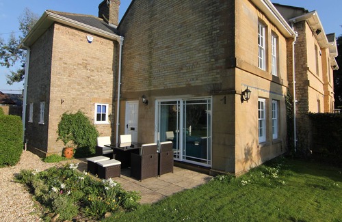 Crewkerne House | Glebe Cottage is part of Manse Manor Hall, which was the formally the Vicarage
