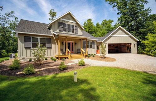 Empire Cabin | Glen Arbor, MI - Walk to Town, Home Theater, Pool Table, bon fire