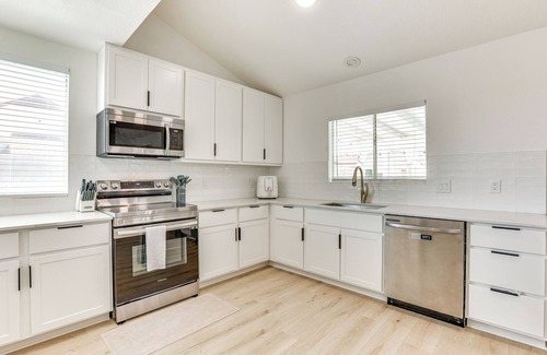 Overland Trail House | Glendale Home w/Pool, Basketball + BBQ!