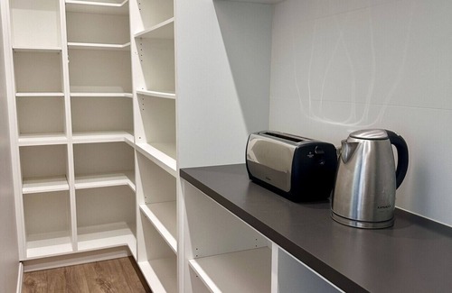 Glenelg North House | Glenelg North 4 BR Retreat