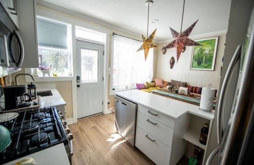 Fairlawn House | Global vibe, near metro, Smithsonian, sports arenas, yes to pets!