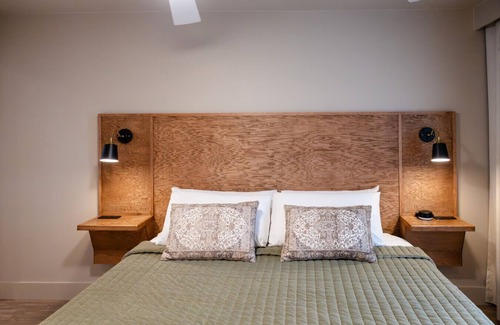 Brazos Hotel | Gloria Inn-5 minutes from Baylor and 2 Blocks to Magnolia