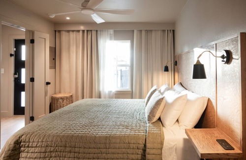 Brazos Hotel | Gloria Inn Unit 6- 5 minutes from Baylor and 2 Blocks to Magnolia