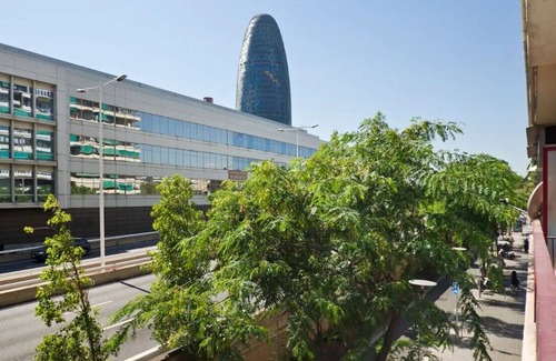 El Clot Apartment | Glorias Flat: Sagrada Familia 15 min Beach 20 min