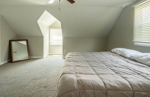 Howard House | Glorious but Comfy Modern Apple Valley Lakehouse with Hot Tub & Firepit