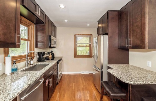 Duluth House | Glorious Getaway - Amazing getaway in the Woodland neighborhood