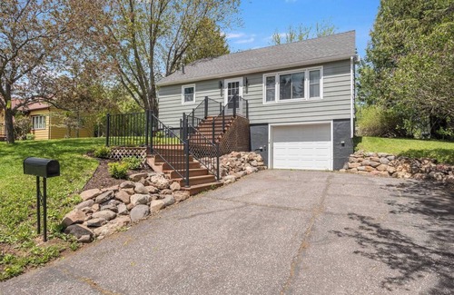 Duluth House | Glorious Getaway - Amazing getaway in the Woodland neighborhood