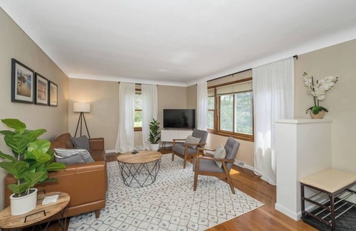 Duluth House | Glorious Getaway - Amazing getaway in the Woodland neighborhood
