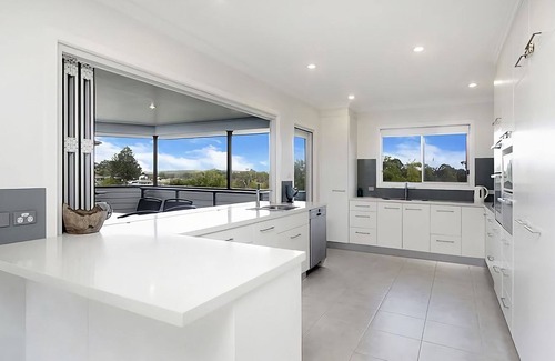 Valla Beach House | Glossies at Coastal Retreat is the perfect place to put your feet up and escape.