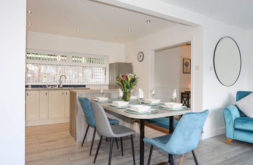 Mynytho Cottage | GLYN-Y-MOR, country holiday cottage, with a garden in Llanbedrog