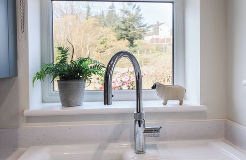 Conwy House | GLYNSIDE, character holiday cottage, with a garden in Conwy