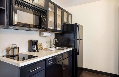 Las Colinas Hotel | Go for a Walk in Thomas Jefferson Park! Pets-Allowed, Kitchen, Private Parking!