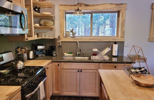 Mazama Apartment | Goat Peak Loft-Walk to the Ski Trail!