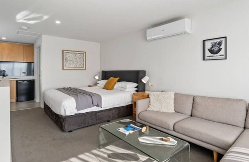 Golden Point Apartment | GOL001 · Elegant studio - walk to CBD. Perfect for workers