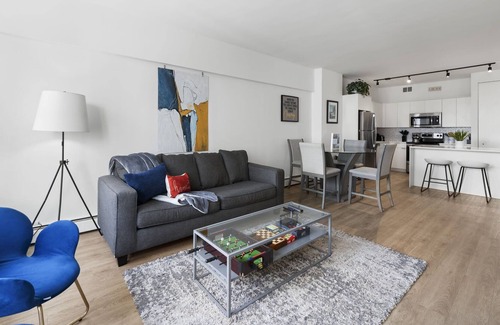 Rush and Division Apartment | ☀️❤️🔥Gold Coast Lavish Home w/ Roof Pool & Gym❤️🔥☀️