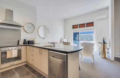 Mount Maunganui House | Golden 3-bedroom Retreat in beautiful Mount Maunganui with WiFi, AC
