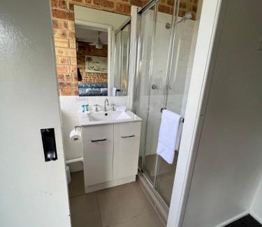 Caloundra Hotel | Golden Beach Motor Inn, Caloundra