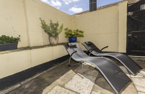 Sidmouth Cottage | Golden Cottage - Town Centre, near Beach with Free Parking and WiFi