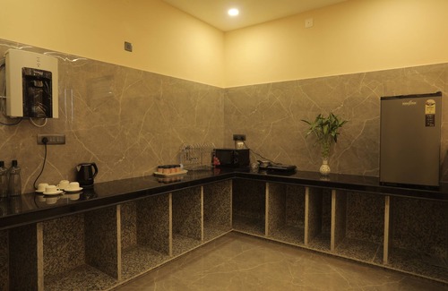 Gayariawas House | Golden Glow - Luxury 1BHK Apt with Bathtub by Ivory Stays