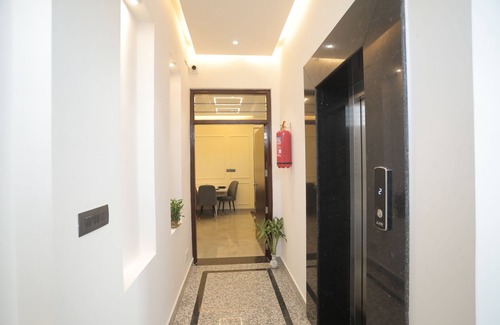 Gayariawas House | Golden Glow - Luxury 1BHK Apt with Bathtub by Ivory Stays